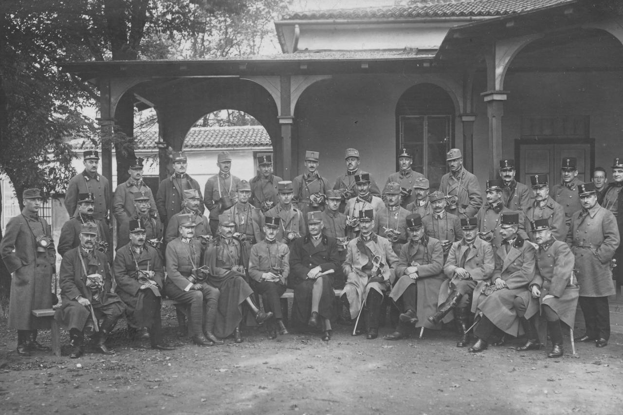 Skupina viših i nižih časnika habsburške vojske na kursu upoznavanja s djelovanjem i uporabom zaštitne maske protiv bojnih otrova