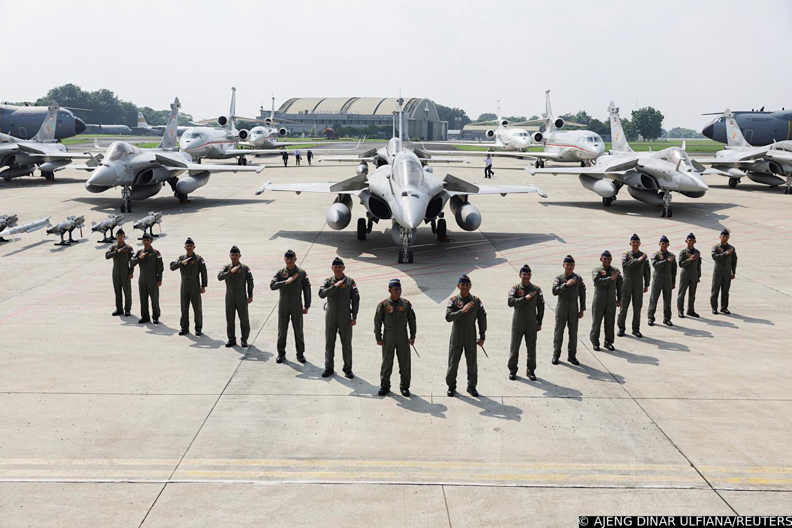 Jakarta je 2022. godine potpisala ugovor vrijedan 8,1 milijardi američkih dolara za kupnju 42 francuska borbena zrakoplova Rafale. Prabowo je nakon ceremonije u ponedjeljak rekao da će Indonezija nastaviti jačati svoje obrambene sposobnosti. - Moramo nastaviti poboljšavati svoje obrambene sposobnosti. Nemamo nikakvih drugih interesa osim zaštite vlastitog teritorija - rekao je novinarima.