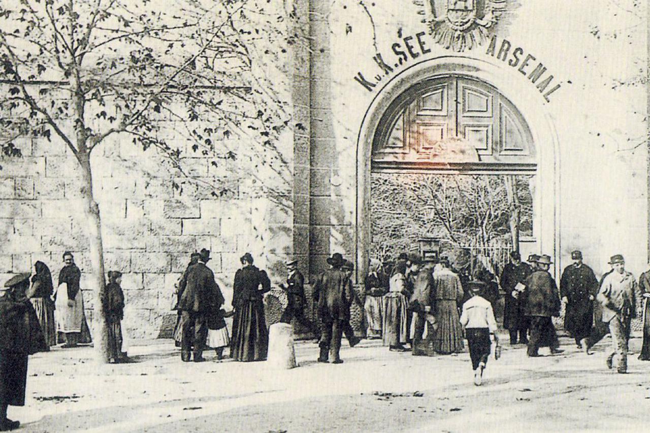 Ratna luka Pula - život uz ratne pripreme