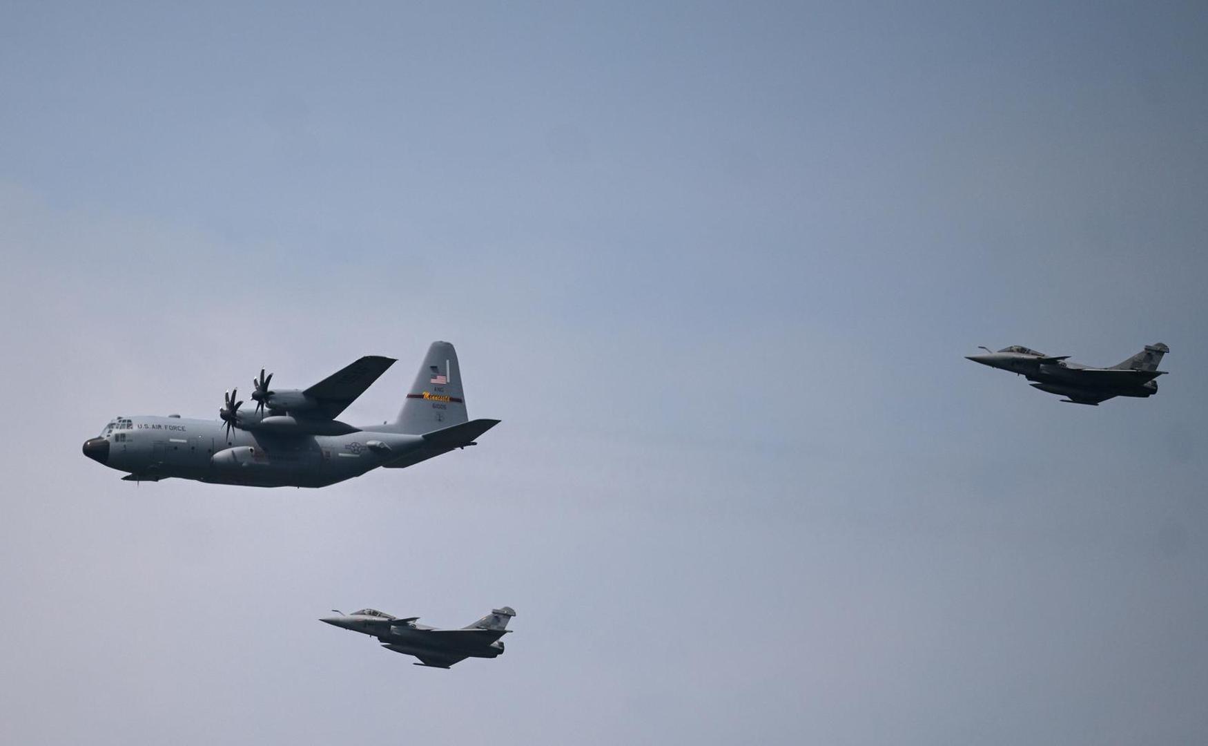 Na vježbi su sudjelovali i borbeni zrakoplovi Rafale, koji su izveli napade na ciljeve na zemlji, dok su helikopteri Kiowa Warrior i Black Hawk pružali zračnu potporu i sudjelovali u operacijama specijalnih snaga. Prikazani su i kinetički napadi FPV dronova, djelovanje topništva te borbenih vozila Bradley i Patria u simuliranim borbenim uvjetima.