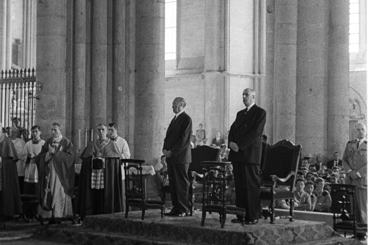 Bundeskanzler Konrad Adenauer (l.) und Charles de Gaulle, Präsident Frankreichs (r.), beim Hochamt in der Kathedrale von Reims. Konrad Adenauer and Charles de Gaulle in the Cathedral of Reims (July 8, 1962)  At the conclusion of his state visit to France 
