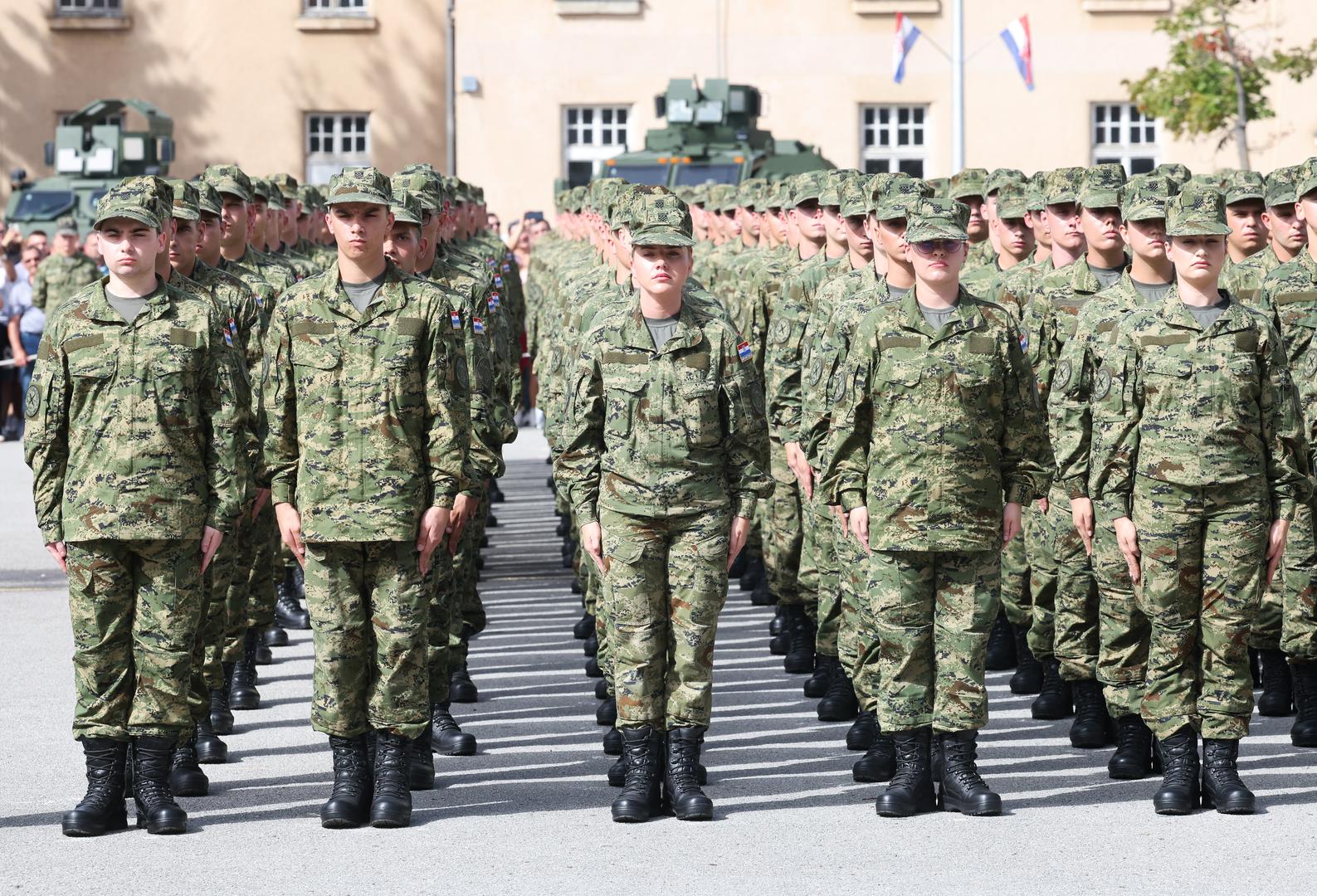 Ročnica Tena Gujaš dolazi iz Semeljaca i po struci je fotografkinja. „Ovdje sam došla kako bih stekla nova poznanstva, nova iskustva, malo više discipline i da okusim vojnički život jer mislim da svaka žena treba ovo probati i da je svaka žena u vojsci jedna snaga više, jedna motivacija više. Planiram ostati u vojsci. Instruktori su također odlični, dobro nas podučavaju, a sve u svemu, jako sam zadovoljna i jako sam sretna što sam ovdje“, poručila je ročnica Gujaš.
