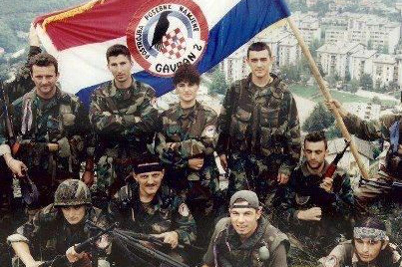 Pripadnici PPN „Gavran 2“ sa zarobljenim ratnim plijenom