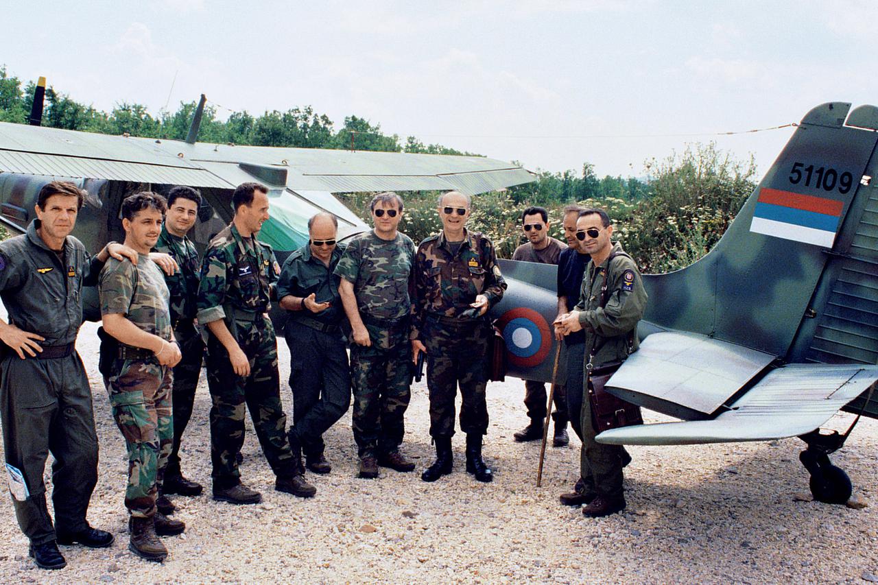 Pobjegli traktorima, avione ostavili