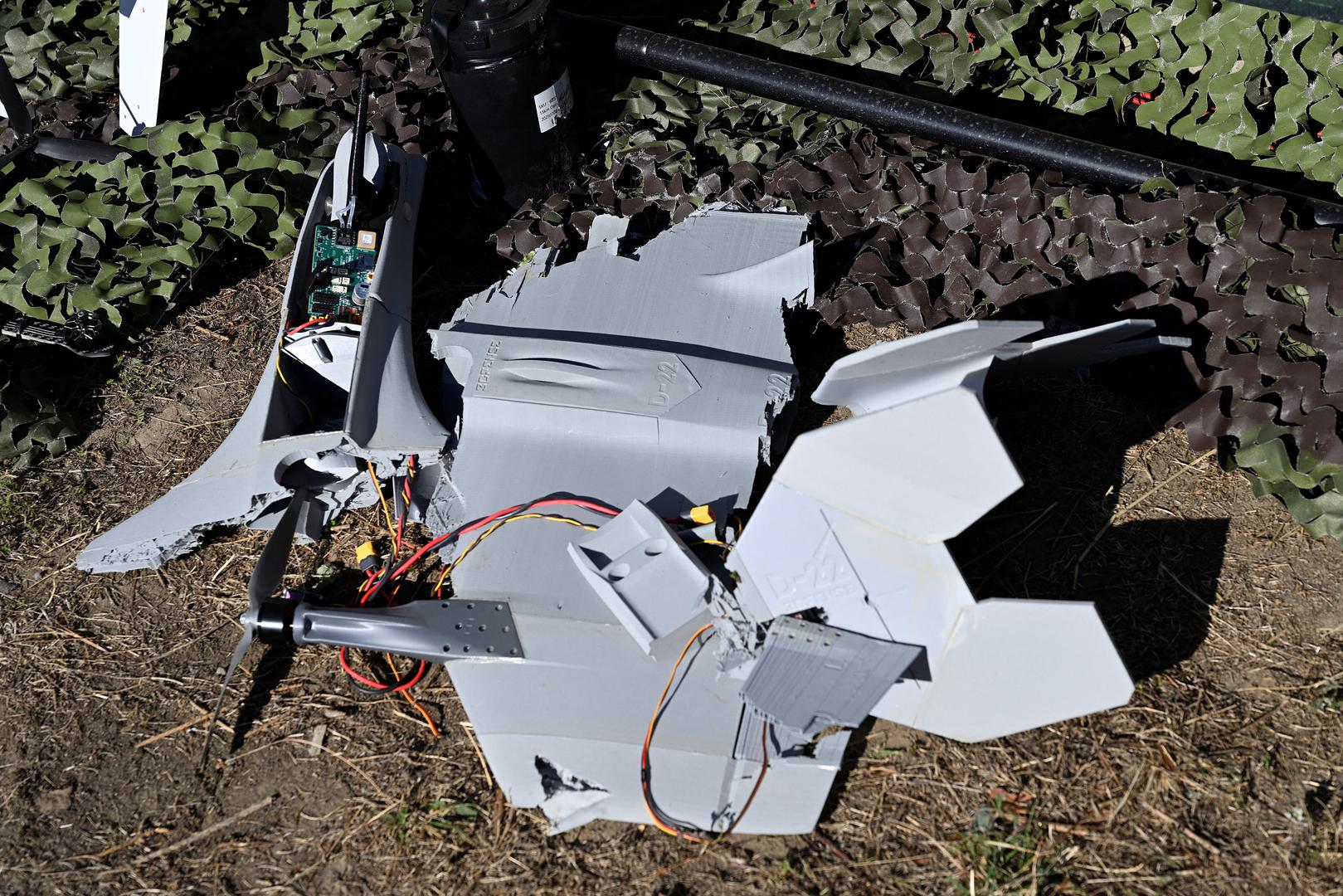 Scenariji vježbi uključuju otkrivanje i neutralizaciju komercijalno dostupnih bespilotnih letjelica te onih kojima se upravlja putem optičkih kabela, kao i obranu od istodobnih napada više bespilotnih letjelica.