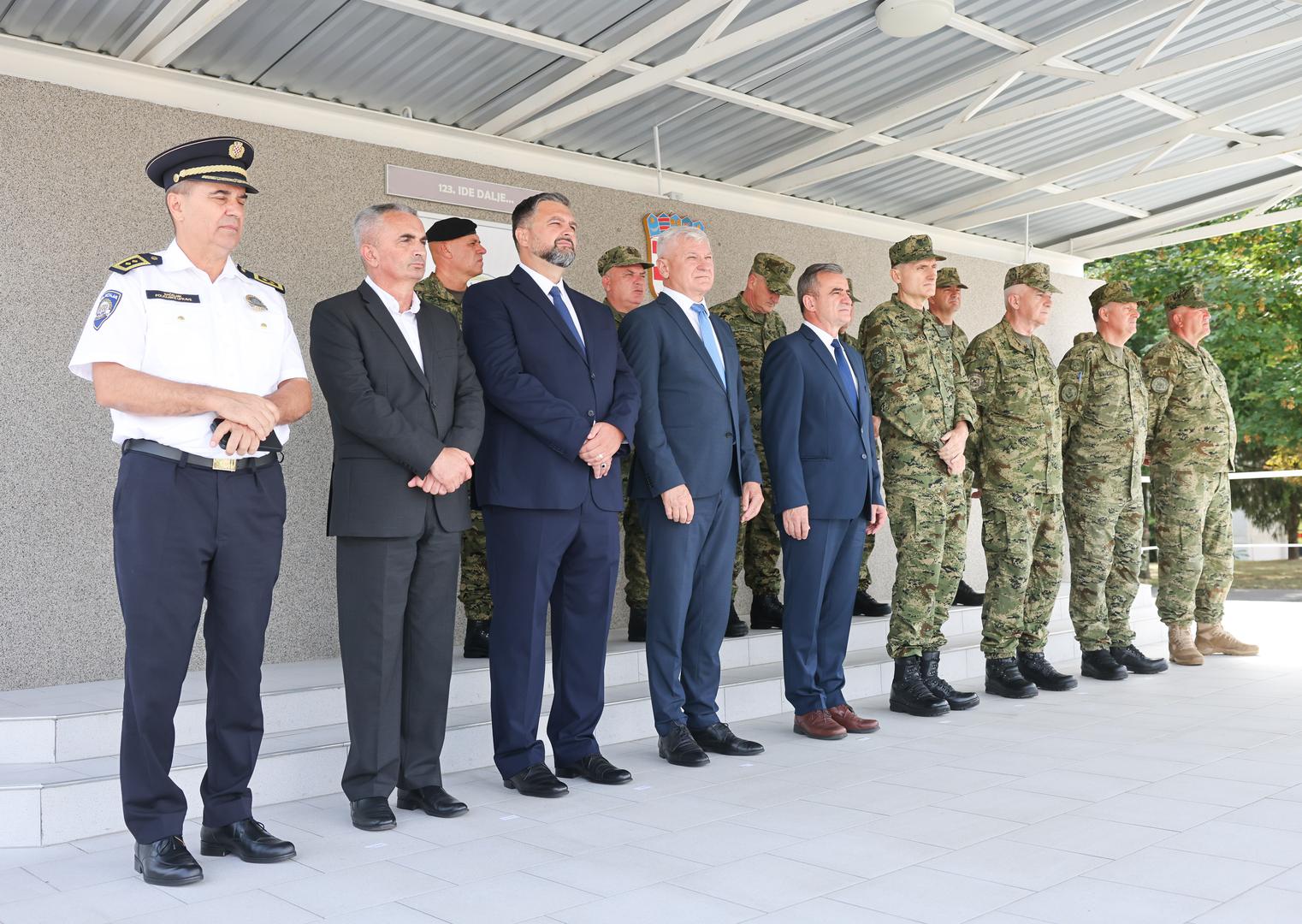 U Kninu se ročnicima obratio državni tajnik Drago Matanović: „Svladavanjem vojničkih vještina naučit ćete pomicati vlastite granice i nositi se s novim izazovima, a vjerujem kako će mnogi od vas osjetiti poziv da postanete profesionalni vojnici te gradite i sebe i karijeru u Hrvatskoj vojsci. Služenjem svojoj zemlji, pokazujete zrelost, domoljublje i hrabrost na koje vaša obitelj, ali i cijela Hrvatska mogu biti iznimno ponosni.“