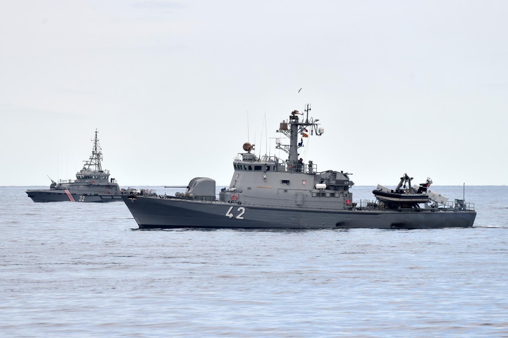 Vojna vježba „Prstac 26“ provedena je radi uvježbavanja planiranja i provedbe zadaća iz nadležnosti Obalne straže RH i zadaća u potpori provedbi borbenih djelovanja Flote Hrvatske ratne mornarice. Aktivnostima na moru uvježbavali su se postupci taktičkog manevriranja, zaštite snaga tijekom plovidbe i u područjima baziranja, traganja i spašavanja, prekrcaja i pregleda sumnjivog broda, nadzora morskog ribarstva te tegljenja onesposobljenog plovila.