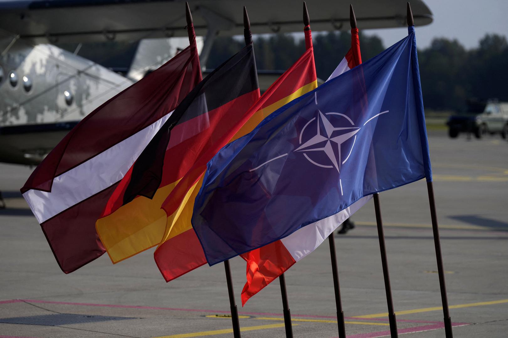 Latvijski državni tajnik za obranu Airis Rikveilis istaknuo je u Lielvārdeu potrebu za pripremom uz potporu NATO-a „dok se prijetnje nastavljaju razvijati“, posebno uoči parlamentarnih izbora. Istodobno je upozorio da same sposobnosti nisu dovoljne. „Učinkovito odvraćanje i obrana zahtijevaju specijalizirano osoblje sposobno upravljati tim sustavima, integrirati ih, raditi zajedno i održavati ih“, rekao je Rikveilis.