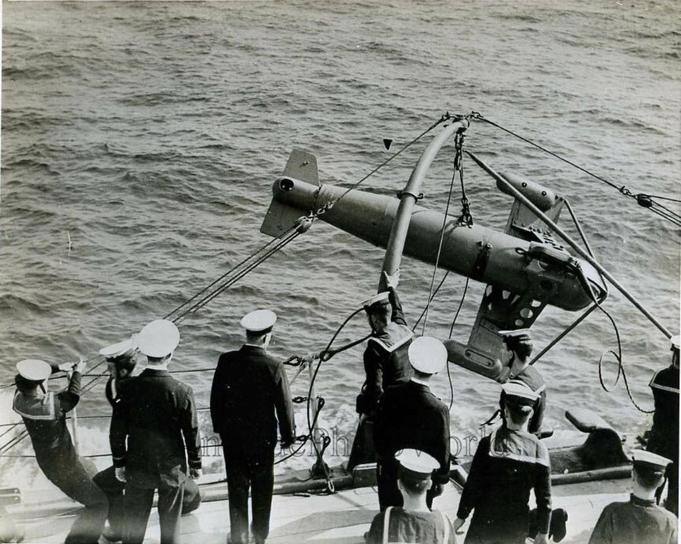 Eksplozivni paravan (High Speed Submarine Sweep/HSSS) bio je namjenjen protupodmorničkoj bombi. Na slici vidimo spuštanje paravana s krme jednom britanskog ratnog broda. Oko stotinjak razarača i patrolnih brodova bilo je opremljeno s HSSS-om