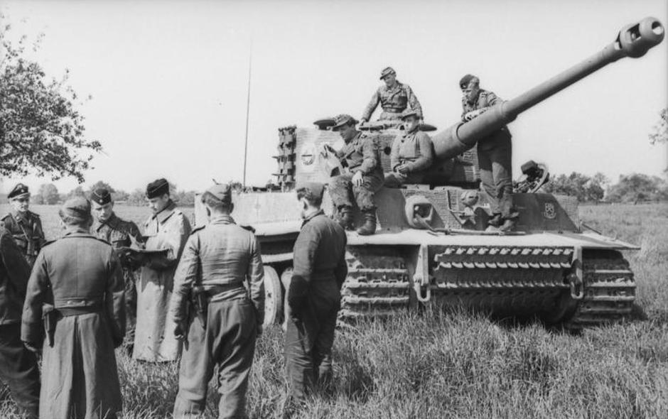 Ožujak 1944., sjeverna Francuska – obuka pripadnika 101. (501.) SS teške oklopne bojne I. SS oklopnog zbora na novoprimljenim tenkovima „Tigar I“ 