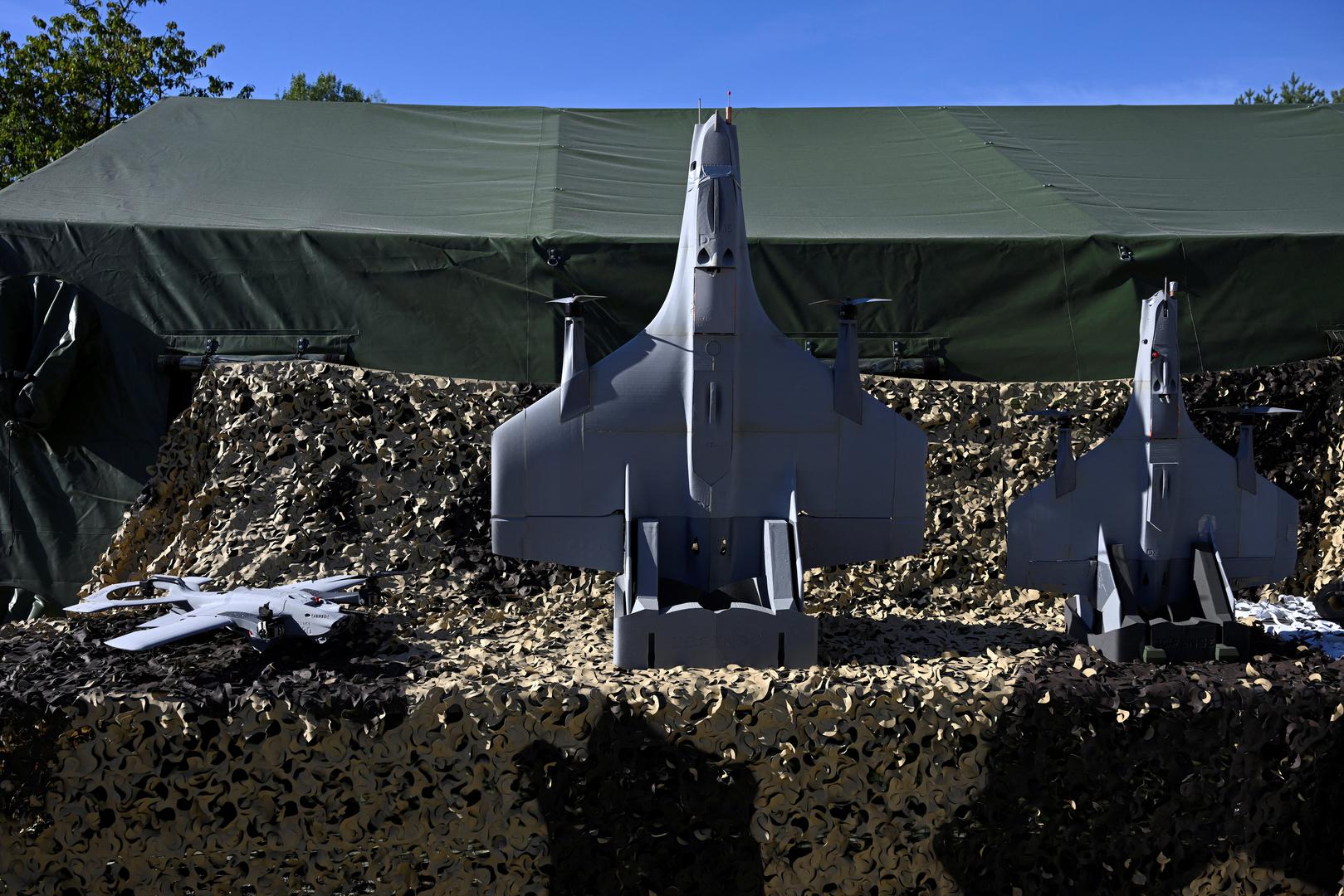 - Cilj vježbe Drone Shield 2026 jest testiranje tehnologija – kako u segmentu zaštite od bespilotnih letjelica i samih bespilotnih letjelica, tako i, naravno, bespilotnih kopnenih sustava (UGV), odnosno robota – te provjera njihove operativne uporabe za potrebe Vojske Češke Republike - izjavio je za Češki radio Brno Petr Šnajdárek, ravnatelj Odjela za komunikacijske i informacijske sustave pri Ministarstvu obrane.