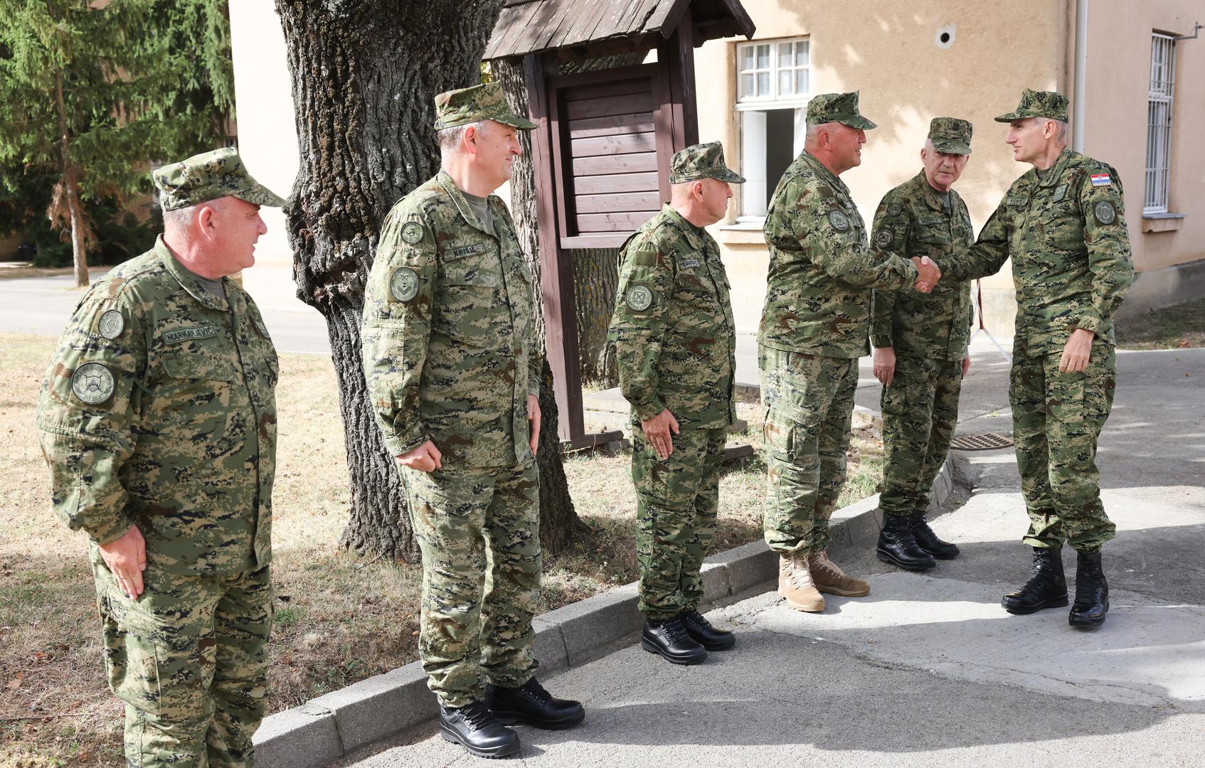 Državni tajnik Branko Hrg ročnicama i ročnicima obratio se u požeškoj vojarni: „Lijepo je danas biti ovdje u Požegi, lijepo je čuti kako mladi ljudi tako složno, tako moćno daju prisegu.“