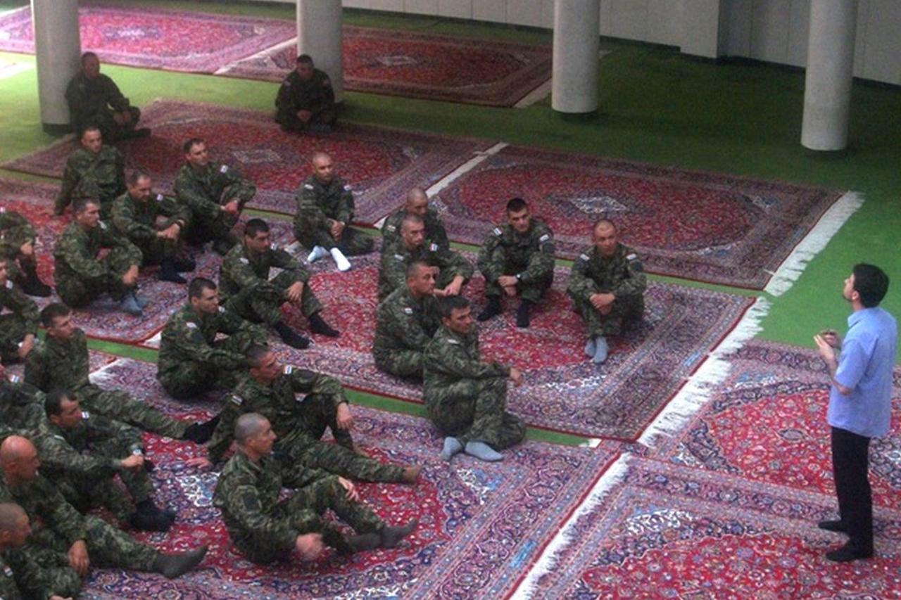 Vojnici mirovnih misija u džamiji i sinagogi