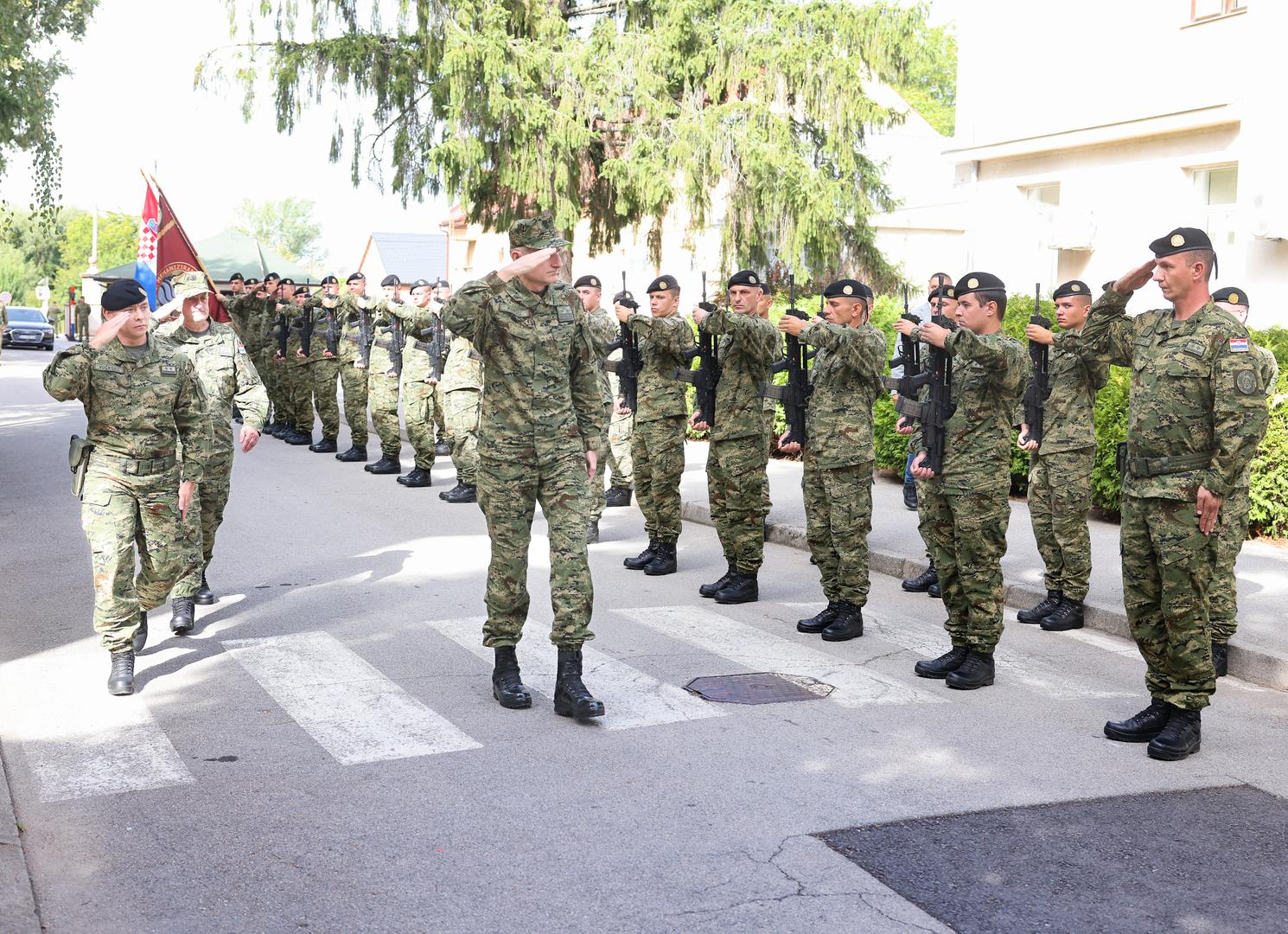 Uz obitelji i prijatelje ročnici trećeg naraštaja na temeljnom vojnom osposobljavanju danas su položili svečanu prisegu Domovini u vojarni „123. brigade HV“ u Požegi, vojarni „General-bojnik Andrija Matijaš Pauk“ u Kninu i na vojnom poligonu „Eugen Kvaternik“ kraj Slunja. Ročnici koji su na obuci u Vinkovcima prisegu su položili u vojarni u Požegi.