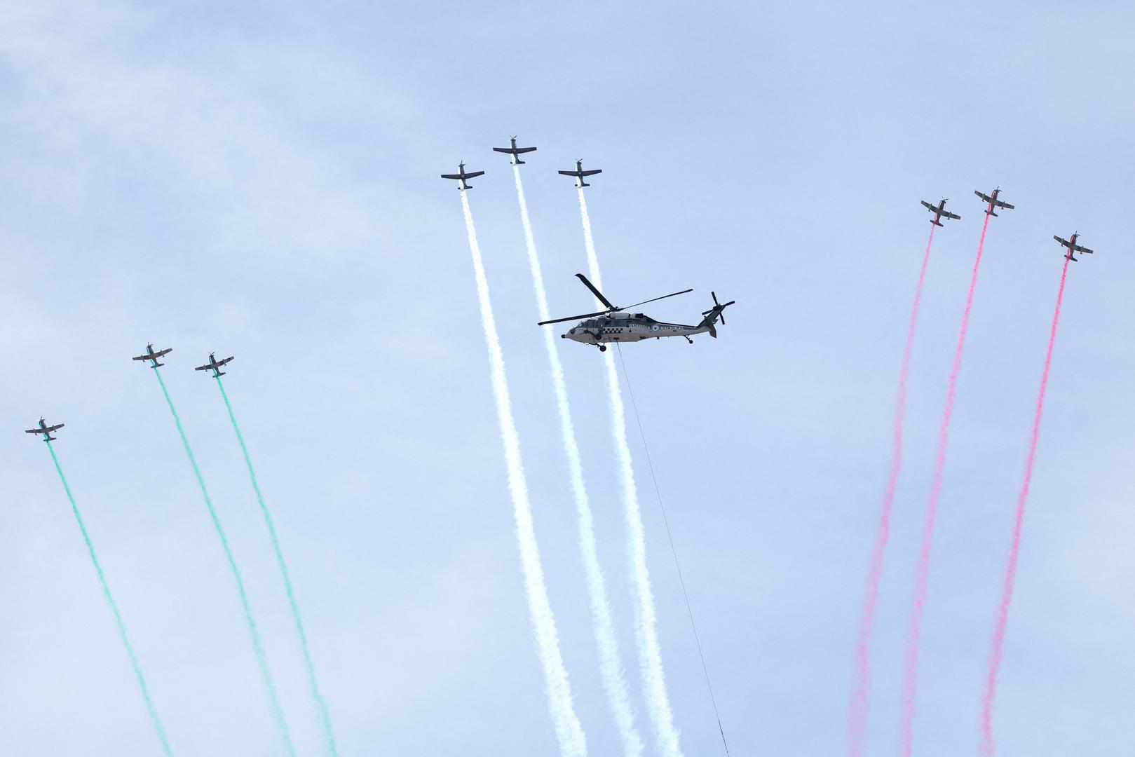 Tisuće ljudi okupile su se na ulicama Meksiko Cityja gdje je prošla i vojna parada na kojoj su prisustvovali pripadnici vojske, mornarice i nacionalne garde.
